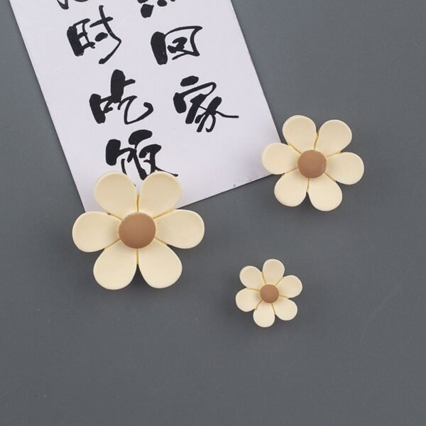 wholesale adorable daisies, elegant flowers, ins japanese style fresh 3d resin magnetic stickers for fridge magnets factory direct