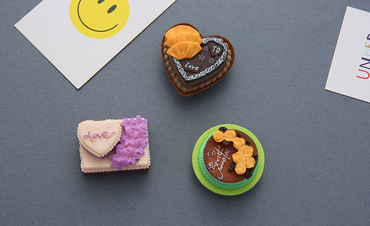wholesale creative 3d simulated food fridge magnets, birthday cakes, pastries, hamburgers, gourmet resin magnetic decorative stickers factory direct